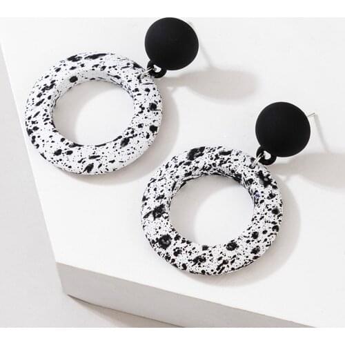 Fashion Simple Female Earrings Hanging Drop Dangle Ear Studblack And White Round Short Jewelry Accessory For Woman Party Gift