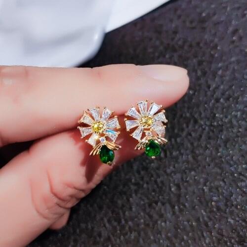 Ladies Fashion Earrings Ladies Exquisite Daisy Bee Shaped Emerald Zircon Earrings Luxury Earrings Birthday Gift Hypoallergenic