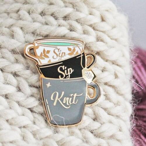 Sip Sip Knit Weave Hard Enamel Pin Funny Craft Jewelry Knitters Flair Tea Enthusiast Golden Brooch Fashion Simple Cup Lapel Pins