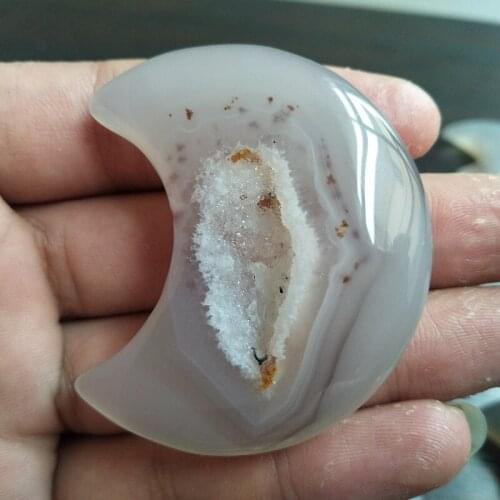 A Natural stones and crystals cristal tThe shape of the moon agate crystal cluster home decor palm stone very beautifulThe