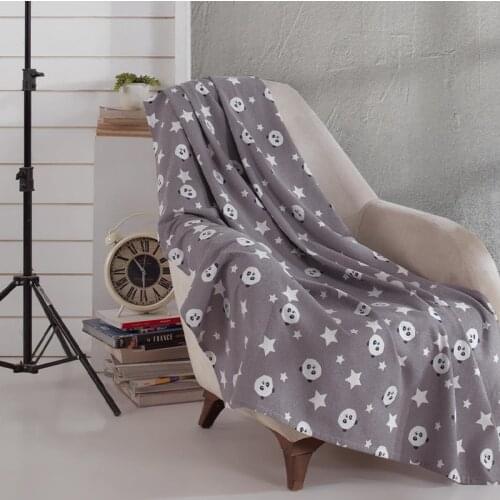 Падуб Fleece Blankets On The Sofa