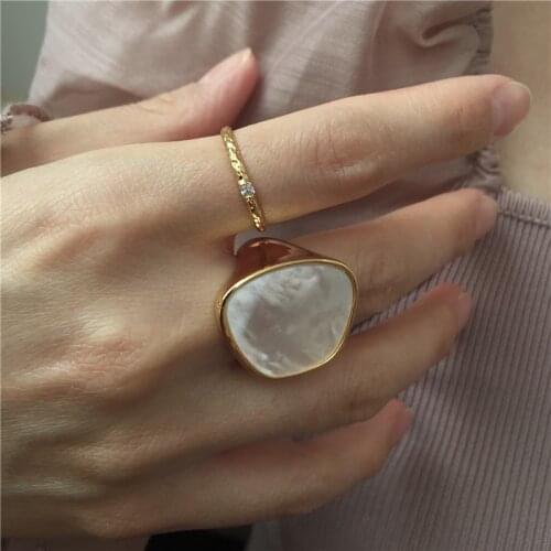 AOMU Retro Imitation Shell Gold Metal Finger Ring Simple Geometric Irregular Oval Ring for Women Men Fashion Jewelry Gifts