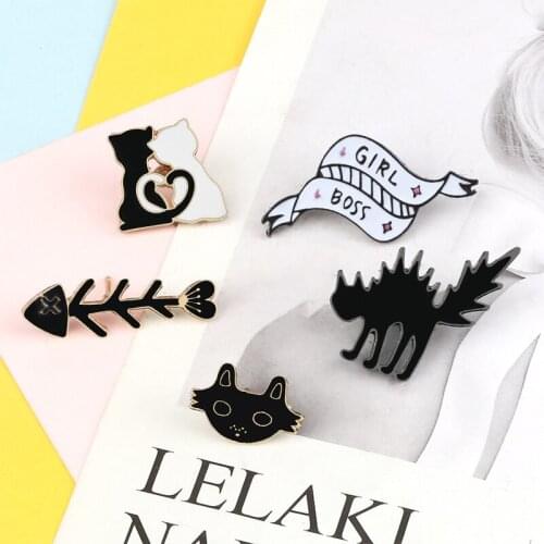 Black White Couples Cats Brooches Custom Fish Bone Thriller Cat Ribbon Enamel Pins Denim Jackets Metal Lapel Pin Badges Jewelry