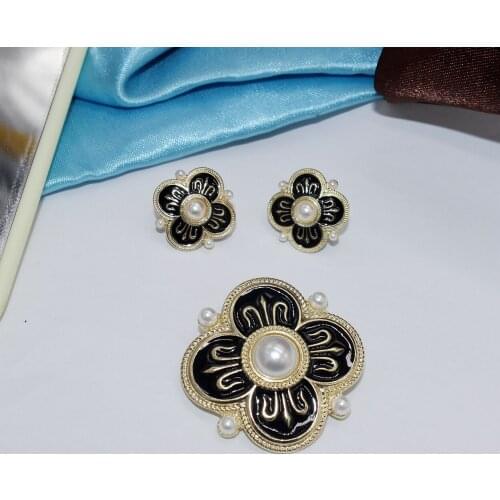 New Wholesale Retro Baroque Palace Exquisite Drop Glaze Enamel Pearl Brooch Black Fashion Womens Clothing Accessories