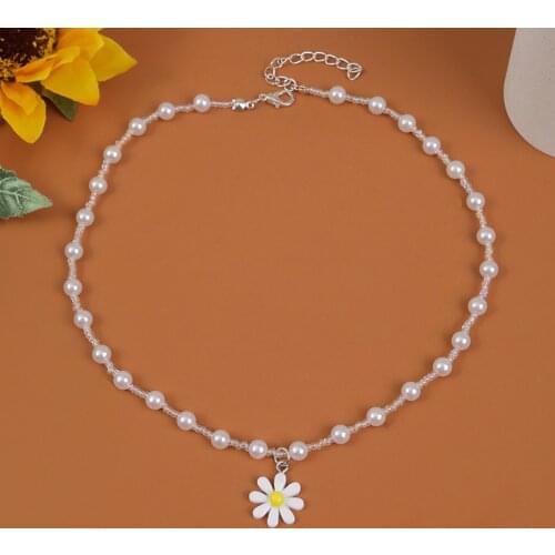 Trendy Simple Female White Pearl Transparent Glass Beads Handmade Beaded Necklaces For Women White Flower Pendant Necklace Gift