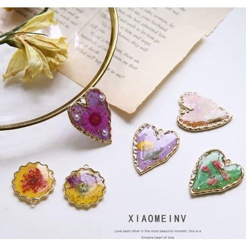 4pcs 2020 Fashion Japanese heart-shaped Earrings Girls Love Oil Painting Style Gold Foil Dried Flower Pendant Jewelry Material