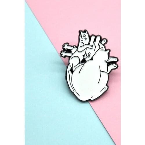 Heart Cat Badge Fashion Cute Cartoon White Cat Metal Enamel Brooch Children Trendy Kawaii Clothing Backpack Jewelry Accessories