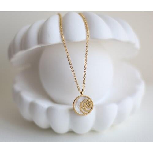 CHUANGU 18k Gold Elegant Rose Flower Shell White Fritillary Round Clavicle Necklace Pendants Choker Boho Necklace For Women