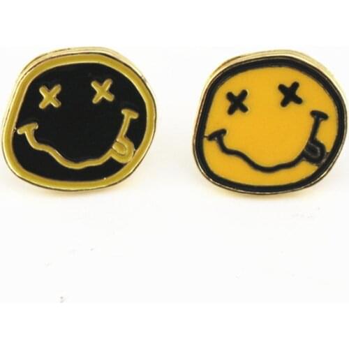 2020 Simple black and white two-tone enamel smiley face brooch badge Couple brooch holiday gift