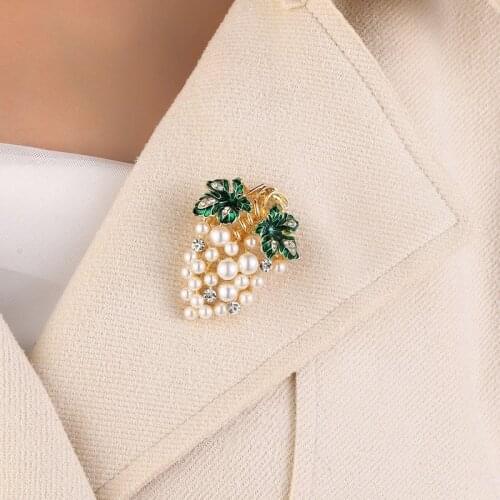 2021 Wholesale Enamel Full White Pearl Grape Brooches Women Alloy Weddings Banquet Brooch Pins Gifts