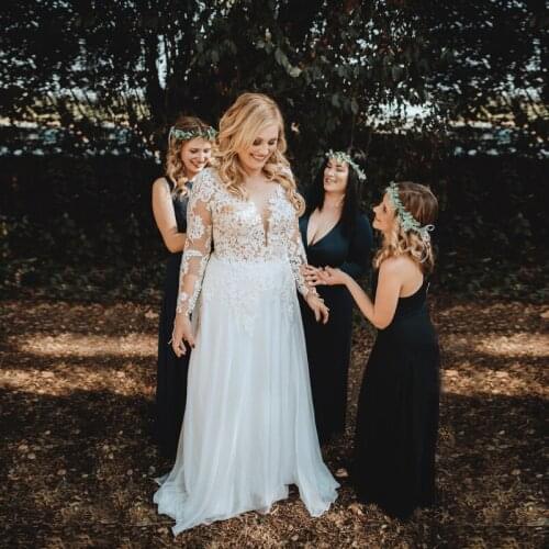 2021 Latest Arrival Boho Bridal Wedding Dresses Long Sleeve Medium Size V Neckline Wedding Gowns for Bride Lace Illusion Back