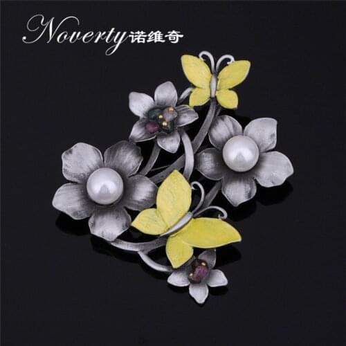 2019 New Fashion Exquisite Pearl Brooch Leaves Inlaid Butterflies Retro Accessories for Women Party Gifts
