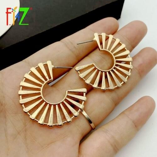 F.J4Z New Women Hoop Earrings Trendy Golden Hollow Alloy C Earrings Ladies Geo Ear Hoops Brincos Bijoux dropship