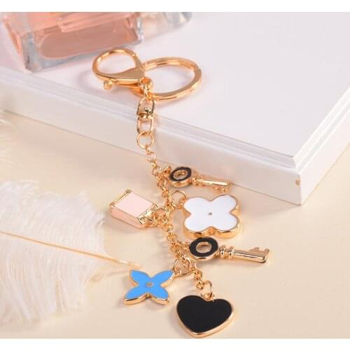 Good Luck Clover Keychains Fashion Brands Key Chain Flower Keyrings Metal Key Ring Women Bag Charm Pendant Car Accessories