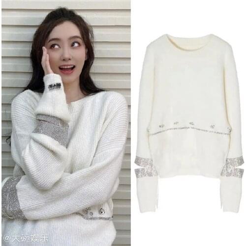 2021 Spring Festival Gala: Zhang Xiaofeis same white sweater stitching, color matching, shiny sleeves and diamond inlaid