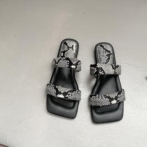 2021 Summer New Womens Flat Slippers Stylish Outer Wear Beach Slippers Fashion Shoes Slippers