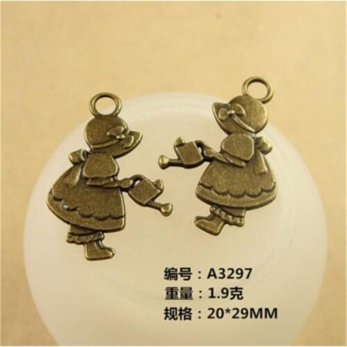 BoYuTe (50 Pieces/Lot) 20*29MM Vintage Girl Watering Fertilizer Antique Bronze Plated Alloy Pendant Charms for Jewelry Making