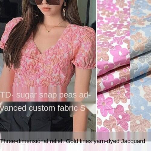Gold silk three-dimensional embossed flower yarn-dyed jacquard fashion fabric Sewing fabric factory store is not out of stock