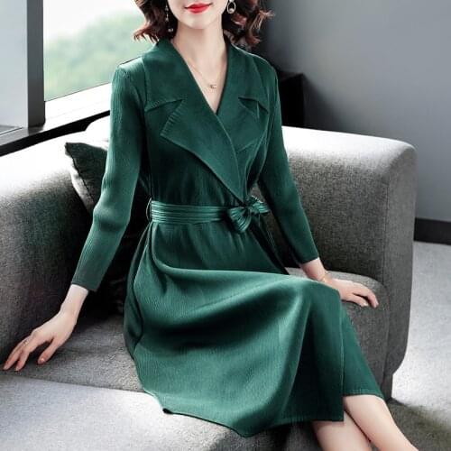 2020 New autumn Miyake pleated plus size elegant trench turnover collar 9 quarter sleeve Corset coat with belt