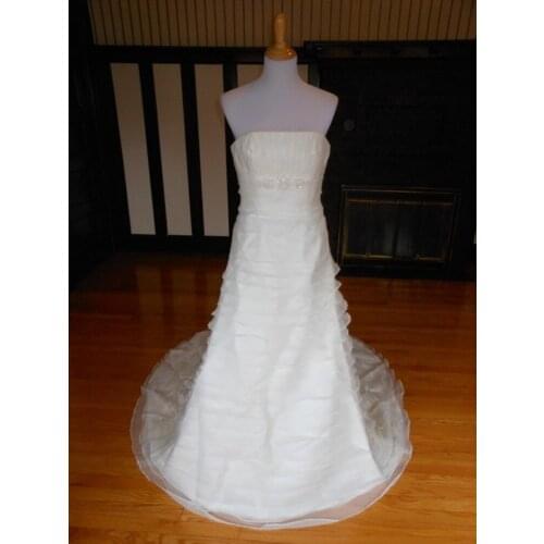 A Line Wedding Dress with Long Train Tiered Gown Bridal Strapless Pleat Top Robe De Mariée Zipper Back with Button