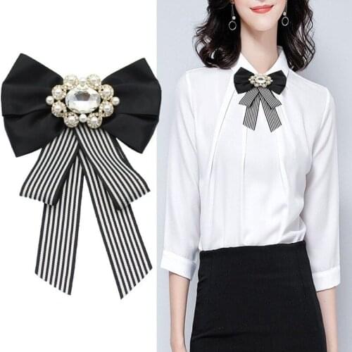 British Style Striped Printed Bow Brooch Retro Pearls Bow Collar Brooches for Women Professional Shirt Collar Clothes Jewelry