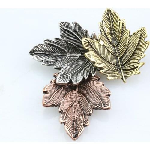 Vintage Three-color Maple Tree Leaves Christmas Brooches Collar Needle Brooch Pin Simple Fashion Gift Womens Accessories Jewelry