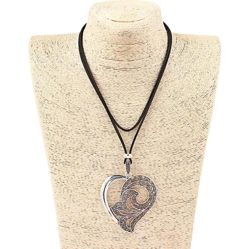 1PCS Vintage Hollow Filigree Heart Pendant Faux Suede Velvet Cord Simple Necklace