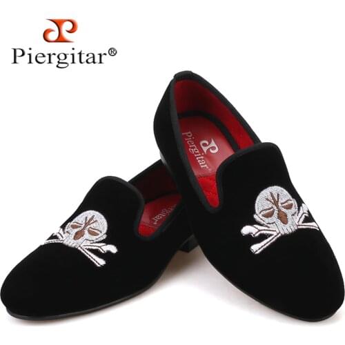 Piergitar hot sale men velvet shoes skull-face pattern embroidered mens loafers party and wedding men smoking slippers