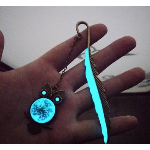 1Pc Luminous Feather Bookmark Retro Glowing Whale Tail Metal Bookmark Fluorescent Owl / Butterfly Bookmark