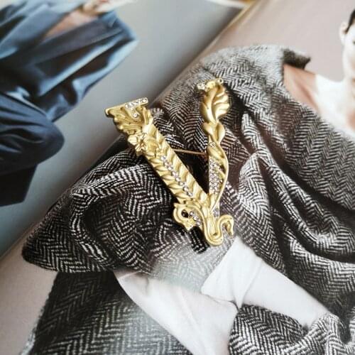 New Wheat Ears V-shaped Brooch Fashion Brand Crystal Brooches For Women Letter Enamel Pin Coat Jewelry broche Z343