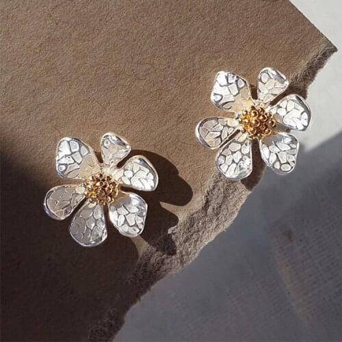 New Korea Classic Fresh Small Flower Stud Earrings For Women Sweet Lovely Elegant Fashion Metal Party Pendiente Gifts