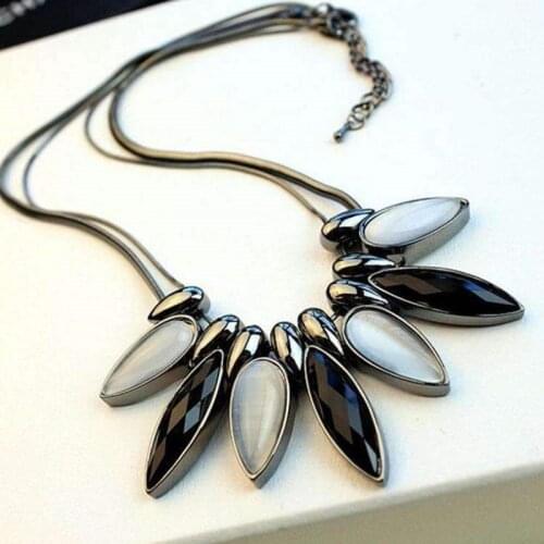 2021 New Contracted Fine Rhinestone Women Pendant Necklaces Elegant Temperament Vintage Style Short Necklace Jewelry