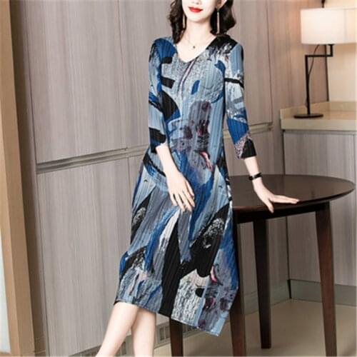 Miyake pleated dress 2021 spring and summer new V-neck sleeves fashion and comfortable printed womens loose large size dress