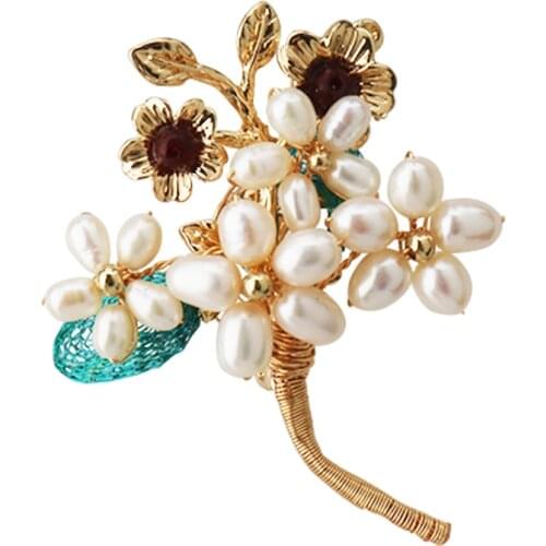 Direct factory price elegant original costume jewelry handmade natural pearl flower sweater brooches for women