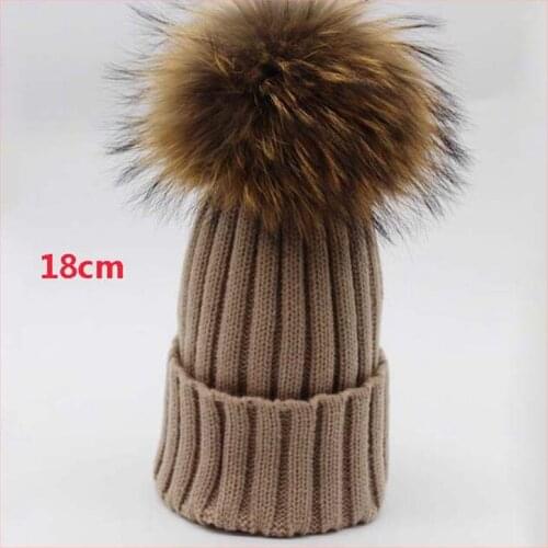 Factory direct sale 18cm super big raccoon fur pom pom knitted hat winter warm women men knitted beanies hat multicolor skullies