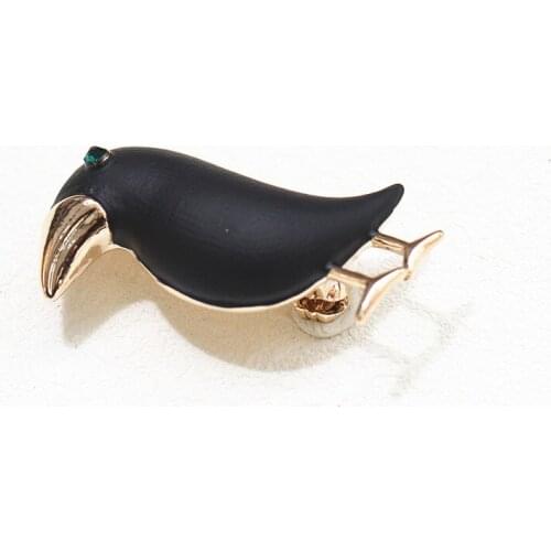 Crow Brooch Black Paint Bird Enamel Brooches Men Women Suits Dress Hat Collar Brooch Pins Animal Scarf Buckle Gift