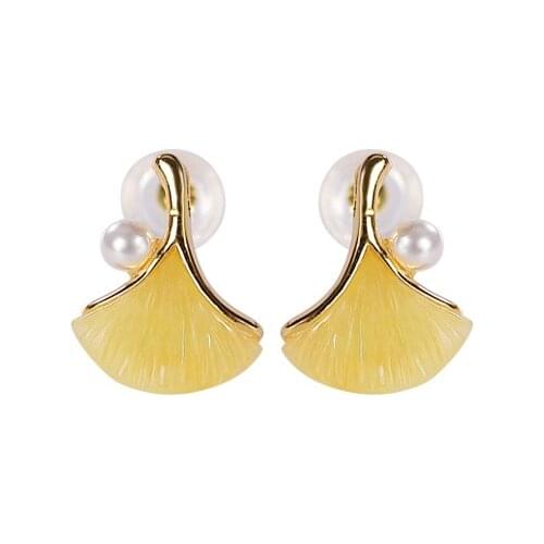 S925 sterling silver gold-plated natural amber beeswax pearl stud earrings graceful personality ginkgo leaf womens earrings
