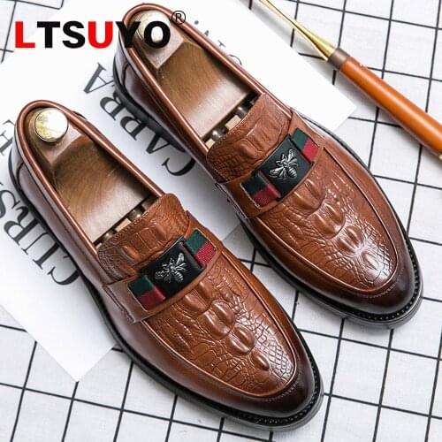 Mens leather crocodile pattern casual shoes, fashionable bee soft noodle peas mens shoes, high-end British driving shoes