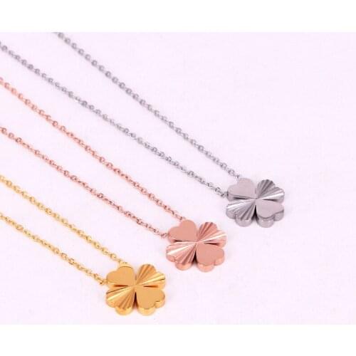 Four-Peach Heart Combination Reflective Four-leaf Clover Necklace Wild Heart-shaped Refraction Clover Clavicle Chain