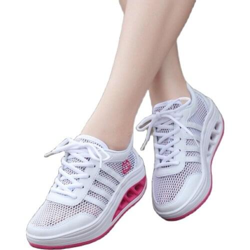 2021 Summer New White Shoes Womens Breathable Running Sneakers Mesh Rocking Shoes Platform Casual Womens Shoes