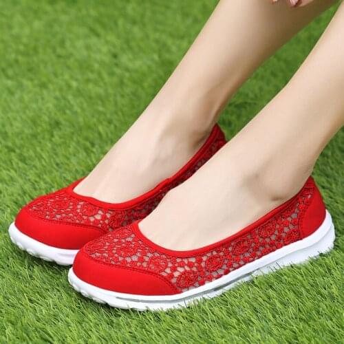 2021 high-end womens shoes summer red breathable sports shoes flying mesh casual shoes silk soft sole ultralight womens shoes