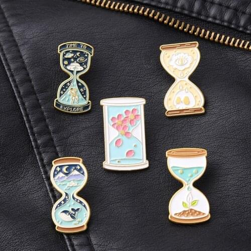 Hourglass Shape Lapel Pins Cute Womens Enamel Badges Fashion Cartoons Anime Brooches For Backpack Mini Hijab Pins Accessories