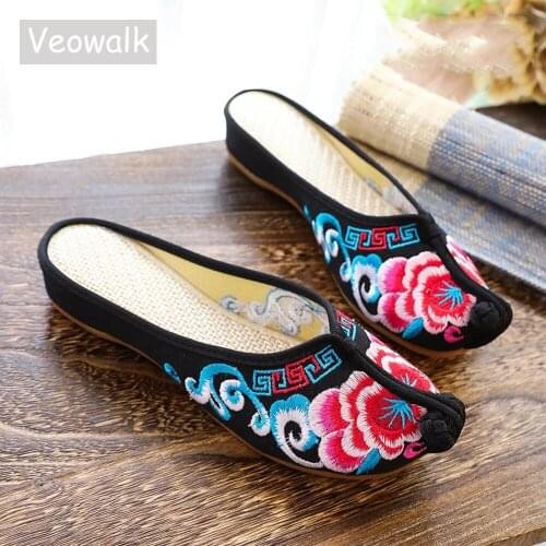 Veowalk Handmade Vintage Women Cotton Fabric Slippers Flowers Embroidered Old BeiJing Flat Slides Shoes for Ladies Home Mules