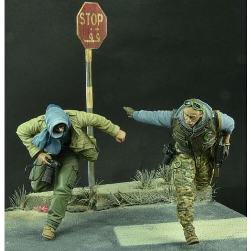 1/35 Scale Modern War Battle Soldiers and Reporters Run Miniatures Unpainted Resin Model Kit Figure Free Shipping