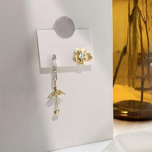 South Korea Contracted Fashion Asymmetric Metal Flower Earrings Ins Sweet Romantic Personality Girl Lovely Stud Earrings
