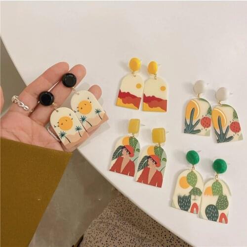 U-Magical Korean Aretes Flores Queen Portrait Queen Portrait Dangle Earrings for Women Multicolor Geometric Earring Jewelry