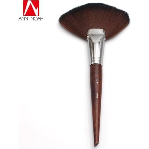 Professional Makeup Artist Long Wood Handle Soft Firm Wavy Fibers Illuminate Face 134 Large Powder Fan Brush