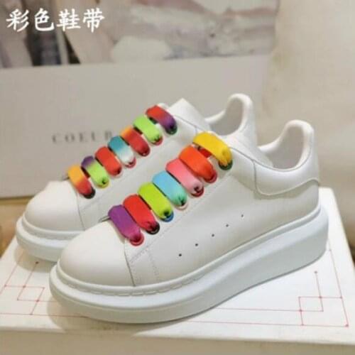 European station, this sneaker is covered with large grains of silver sequins and scallion, which integrates fashionable street