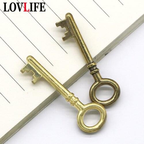 Vintage Gold Color Brass Decoration Key Shaped Car KeyChain Pendant Mens DIY Key Charms Jewelry Findings Accessories