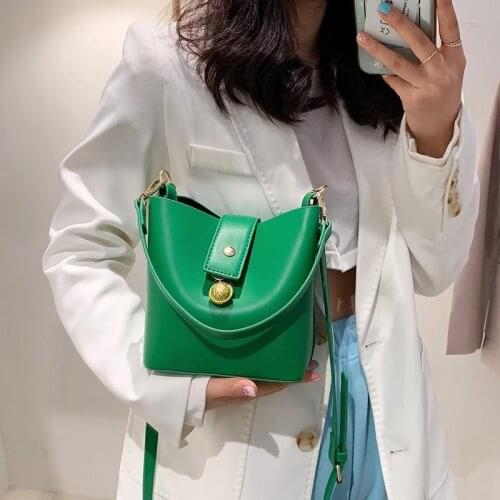 Elegant and fashionable bucket bag 2021 spring new French style shoulder bag with novel texture, lady messenger bag
